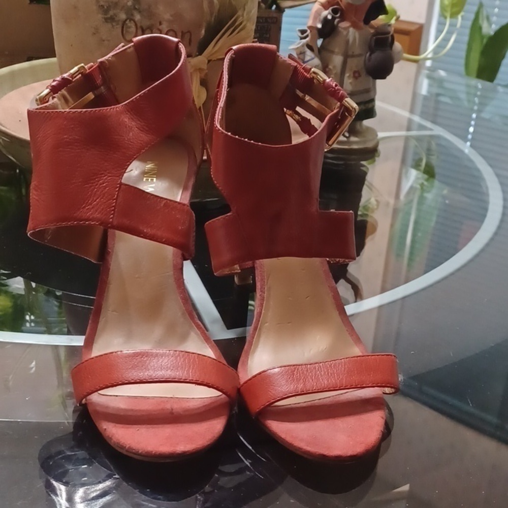 NINE WEST SIZE 8 PUMPS